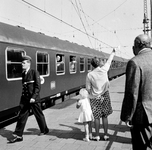 854118 Afbeelding van de Bergland Expres naar Bolzano langs het perron van het N.S.-station Den Haag S.S. te Den Haag.